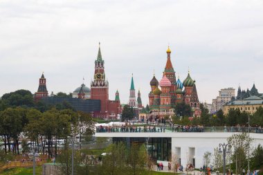 Moskova - 11 Eylül 2017: Açılış Park Zaryadye, Kızıl Meydan, Moskova, Rusya yakın merkezi modern park. Proje bir Mimarlık Bürosu Diller arasında + Renfro. Kremlin için görüntülemek ve Aziz Basil Katedrali.