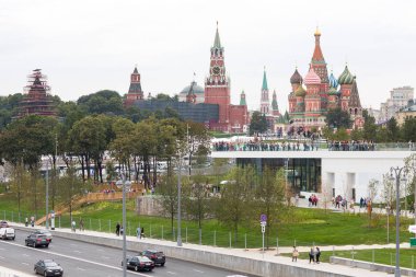Moskova - 11 Eylül 2017: Açılış Park Zaryadye, Kızıl Meydan, Moskova, Rusya yakın merkezi modern park. Proje bir Mimarlık Bürosu Diller arasında + Renfro. Kremlin için görüntülemek ve Aziz Basil Katedrali.