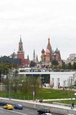 Moskova - 11 Eylül 2017: Açılış Park Zaryadye, Kızıl Meydan, Moskova, Rusya yakın merkezi modern park. Proje bir Mimarlık Bürosu Diller arasında + Renfro. Kremlin için görüntülemek ve Aziz Basil Katedrali.
