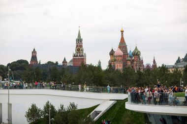 Moskova - 11 Eylül 2017: Açılış Park Zaryadye, Kızıl Meydan, Moskova, Rusya yakın merkezi modern park. Proje bir Mimarlık Bürosu Diller arasında + Renfro. Kremlin için görüntülemek ve Aziz Basil Katedrali.