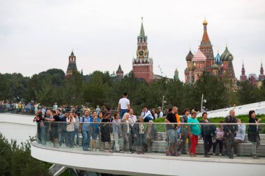 Moskova - 11 Eylül 2017: Açılış Park Zaryadye, Kızıl Meydan, Moskova, Rusya yakın merkezi modern park. Proje bir Mimarlık Bürosu Diller arasında + Renfro. Kremlin için görüntülemek ve Aziz Basil Katedrali.