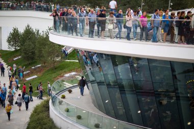 Moskova - 11 Eylül 2017: Açılış Park Zaryadye, Kızıl Meydan, Moskova, Rusya yakın merkezi modern park. Proje bir Mimarlık Bürosu Diller arasında + Renfro.