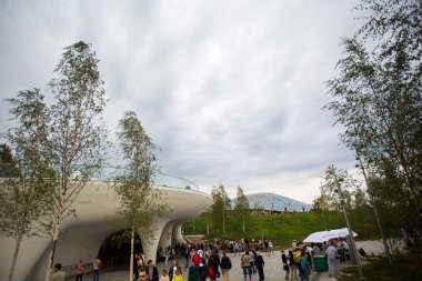Moskova - 11 Eylül 2017: Açılış Park Zaryadye, Kızıl Meydan, Moskova, Rusya yakın merkezi modern park. Proje bir Mimarlık Bürosu Diller arasında + Renfro.