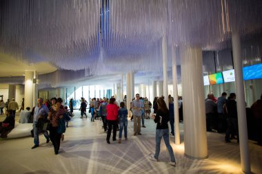 Moskova - 11 Eylül 2017: Açılış Park Zaryadye, Kızıl Meydan, Moskova, Rusya yakın merkezi modern park. Proje bir Mimarlık Bürosu Diller arasında + Renfro.