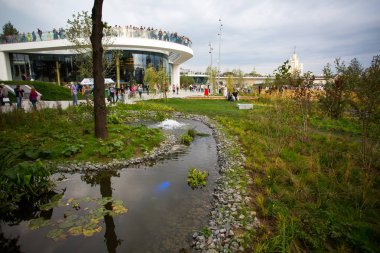 Moskova - 11 Eylül 2017: Açılış Park Zaryadye, Kızıl Meydan, Moskova, Rusya yakın merkezi modern park. Proje bir Mimarlık Bürosu Diller arasında + Renfro.