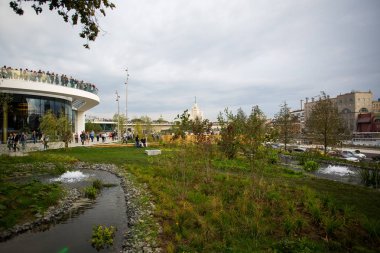 Moskova - 11 Eylül 2017: Açılış Park Zaryadye, Kızıl Meydan, Moskova, Rusya yakın merkezi modern park. Proje bir Mimarlık Bürosu Diller arasında + Renfro.
