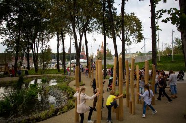 Moskova - 11 Eylül 2017: Açılış Park Zaryadye, Kızıl Meydan, Moskova, Rusya yakın merkezi modern park. Proje bir Mimarlık Bürosu Diller arasında + Renfro. Kremlin için görüntülemek ve Aziz Basil Katedrali.