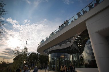 Moskova - 11 Eylül 2017: Açılış Park Zaryadye, Kızıl Meydan, Moskova, Rusya yakın merkezi modern park. Proje bir Mimarlık Bürosu Diller arasında + Renfro.