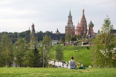 Moskova - 11 Eylül 2017: Açılış Park Zaryadye, Kızıl Meydan, Moskova, Rusya yakın merkezi modern park.