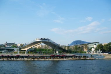 Moskova - 11 Eylül 2017: Açılış Park Zaryadye, Kızıl Meydan, Moskova, Rusya yakın merkezi modern park.