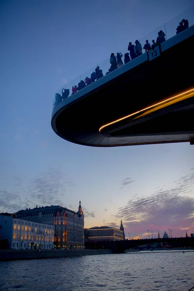 Moscou Setembro 2017 Parque Zaryadye Lote Pessoas Ponte Console Rio — Fotografia de Stock