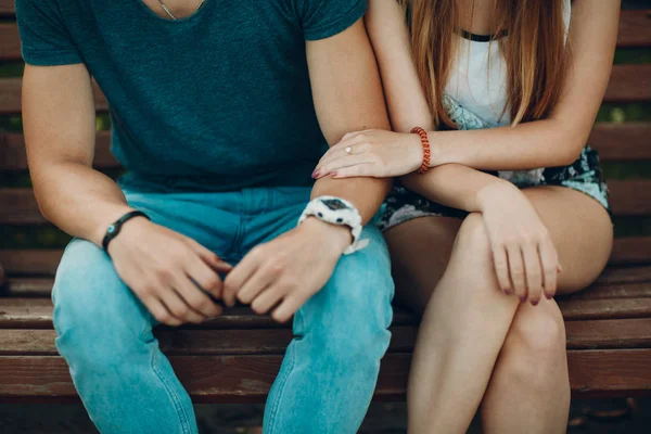 História Amor Jovem Mulher Homem Sentados Banco Ela Toca Lhe — Fotografia de Stock