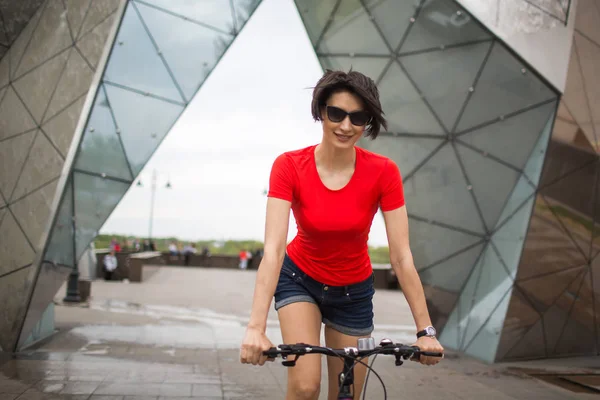 Jovem Fêmea Bicicleta — Fotografia de Stock