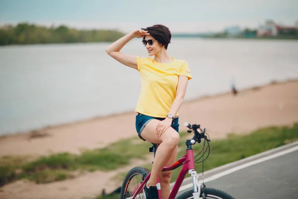Jovem Fêmea Bicicleta — Fotografia de Stock