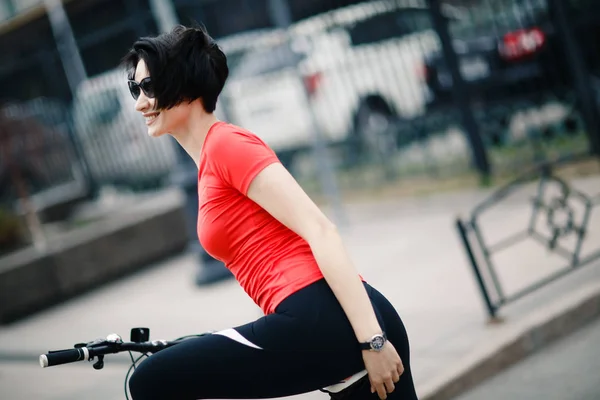 若い女性自転車を屋外に — ストック写真