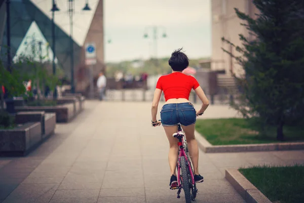 Jovem Fêmea Bicicleta — Fotografia de Stock