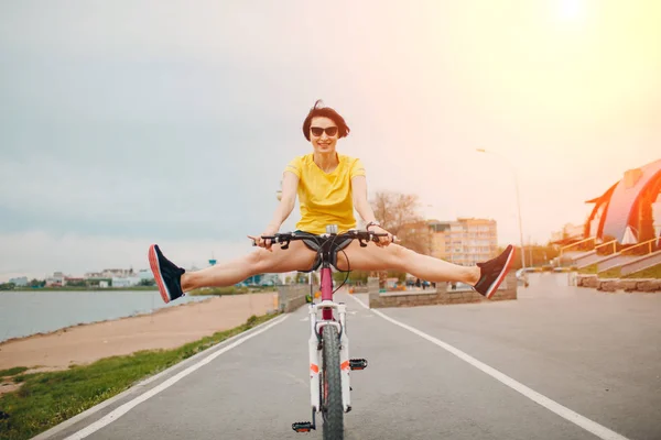 Jovem Fêmea Bicicleta — Fotografia de Stock