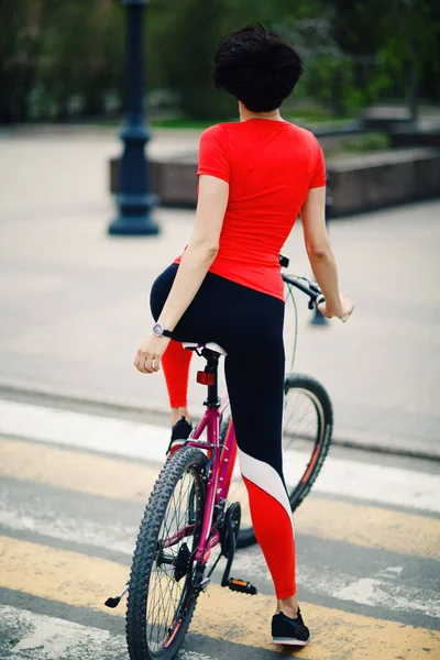 Jovem Fêmea Bicicleta — Fotografia de Stock