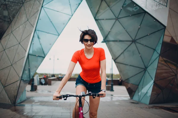 Jovem Fêmea Bicicleta Livre — Fotografia de Stock