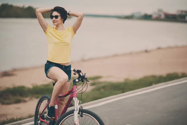 Jovem Fêmea Bicicleta — Fotografia de Stock