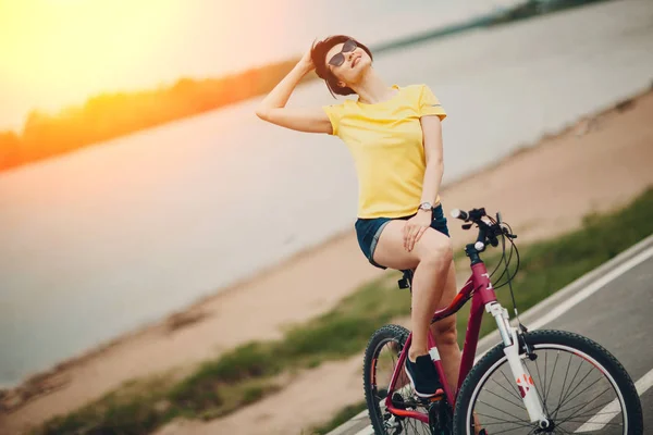 Jovem Fêmea Bicicleta — Fotografia de Stock