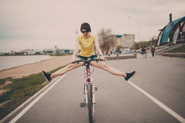 Jovem Fêmea Bicicleta Livre — Fotografia de Stock