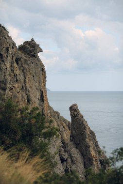 Güzel yaz deniz manzarası ve kayalar