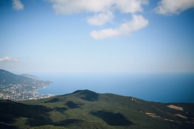 Güzel yaz deniz manzarası ve kayalar