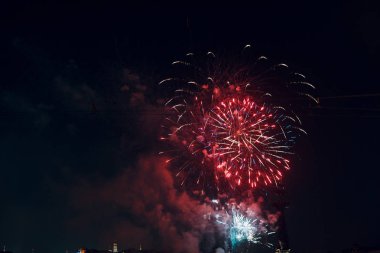 Gece gökyüzünde havai fişekler 