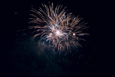 Gece gökyüzünde havai fişekler 
