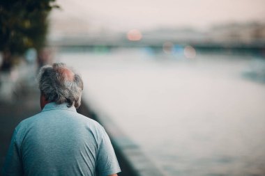 Yaşlı adam yakın 