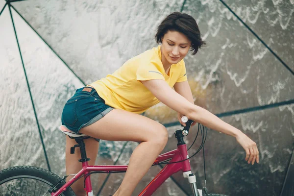 Junge Frau Auf Fahrrad Freien — Stockfoto