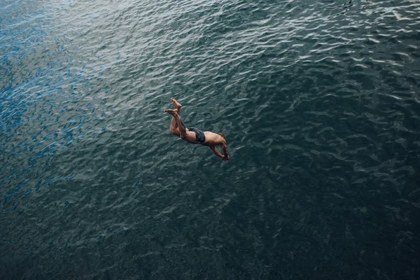 Salto Dell Acqua Dalla Roccia — Foto Stock