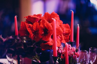 Siyah ve kırmızı tonlarda dekor düğün