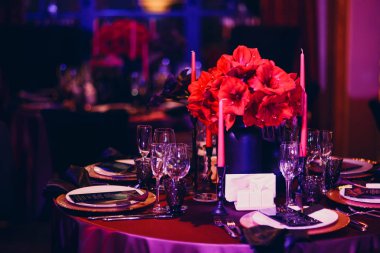 Siyah ve kırmızı tonlarda dekor düğün