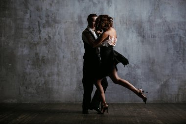 Siyah elbise ve adam dans tango genç güzel kadın