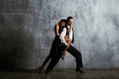 Siyah elbise ve adam dans tango genç güzel kadın