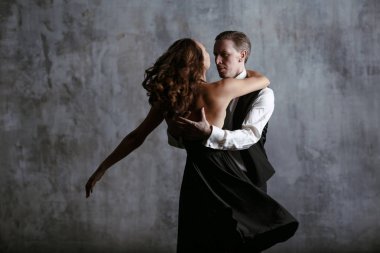 Siyah elbise ve adam dans tango genç güzel kadın