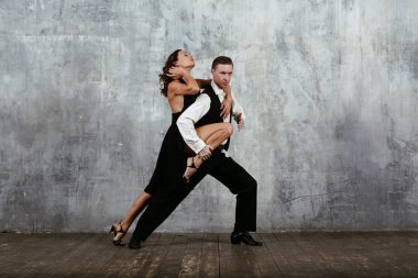 Siyah elbise ve adam dans tango genç güzel kadın