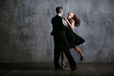 Siyah elbise ve adam dans tango genç güzel kadın