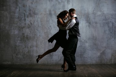 Siyah elbise ve adam dans tango genç güzel kadın