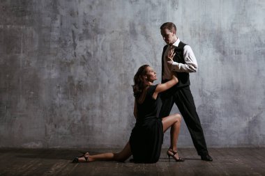 Siyah elbise ve adam dans tango genç güzel kadın