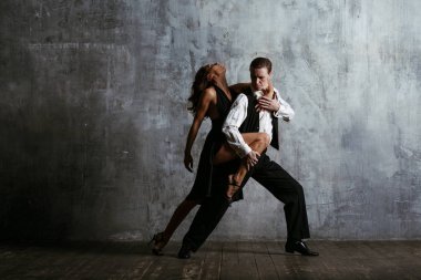 Siyah elbise ve adam dans tango genç güzel kadın