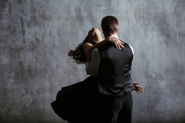 Siyah elbise ve adam dans tango genç güzel kadın