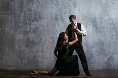 Siyah elbise ve adam dans tango genç güzel kadın