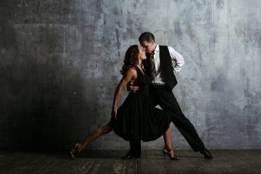 Siyah elbise ve adam dans tango genç güzel kadın