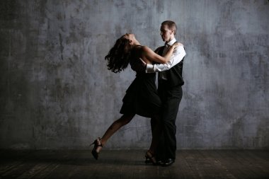Siyah elbise ve adam dans tango genç güzel kadın