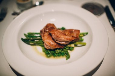 Plaka üzerinde kuşkonmaz ile ördek