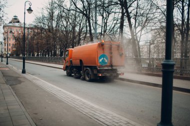 Sokakta temizleme makinesi