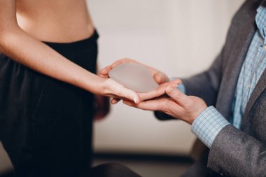 İstemci için silikon hazırlanıyor adam implantlar   